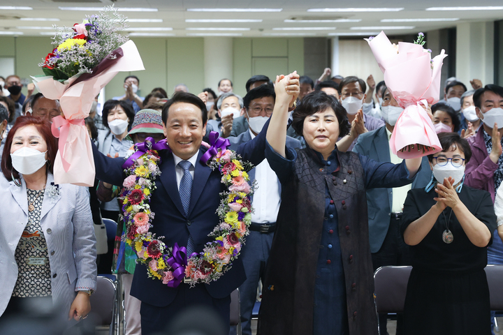 [광주=뉴시스] 김혜인 기자 = 제 8회 전국동시지방선거 더불어민주당 임택 광주 동구청장 후보. 2022.06.01. (사진=임택 동구청장 후보 캠프 제공) photo@newsis.com