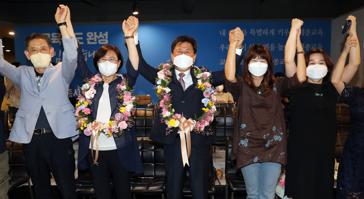 [세종=뉴시스] 강종민 기자 = 제8회 전국동시지방선거 세종시교육감 선거에 출마한 최교진 후보가 1일 밤 선거사무소에서 당선 가능성이 높아지자 지지자들과 함께 환호하고 있다. 2022.06.01. ppkjm@newsis.com