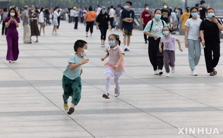 [상하이=신화/뉴시스] 중국 민정부 등 21개 부처는 3일 '이주 아동의 돌봄과 보호를 강화하기 위한 행동계획'을 발표했다고 중국 신화통신 등이 보도했다. 사진은 2022년 6월1일 중국 상하이에서 어린이들이 뛰어 노는 모습. 2024.9.4