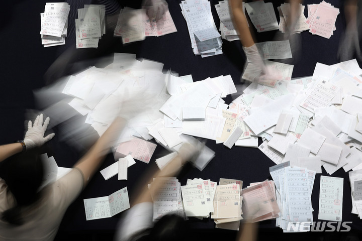 [서울=뉴시스] 백동현 기자 = 제8회 동시지방선거일인 1일 오후 서울 노원구 서울과학기술대학교에 마련된 개표소에서 선거 사무원들이 개표하고 있다. 2022.06.01. livertrent@newsis.com