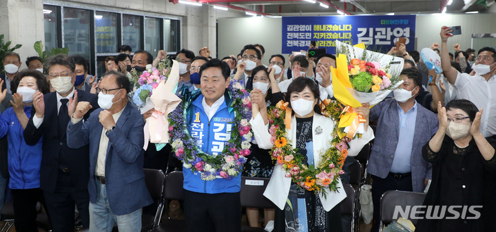 [전주=뉴시스] 김얼 기자 = 김관영 더불어민주당 전북도지사 후보가 1일 전북 전주시 완산구 효자동에 위치한 자신의 선거사무소에서 제8회 전국동시지방선거 전북도지사 당선이 확실시되자 지지자들의 응원을 받고 있다. 2022.06.01. pmkeul@newsis.com