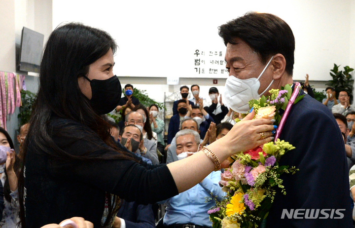 [전주=뉴시스] 김얼 기자 = 우범기 더불어민주당 전주시장 후보가 1일 전북 전주시 완산구 서신동에 위치한 자신의 선거사무소에서 제8회 전국동시지방선거 전주시장 당선이 확실시되자 지지자들의 응원을 받고 있다. 2022.06.01. pmkeul@newsis.com