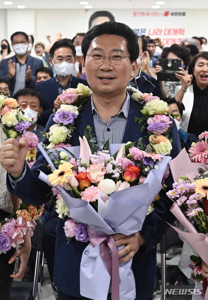 [용인=뉴시스] 김종택기자 = 이상일 국민의힘 용인시장 후보가 1일 오후 경기도 용인시 선거사무소에서 제8회 전국동시지방선거 당선이 확실시 되자 꽃다발을 들고 지지자들과 환호하고 있다. 2022.06.01. jtk@newsis.com