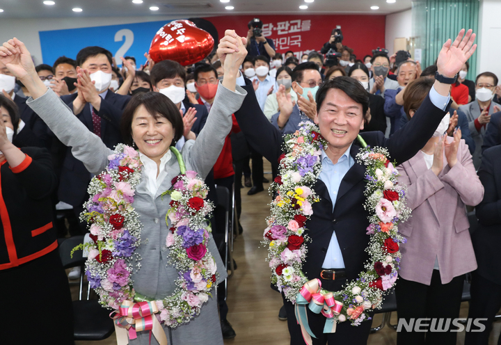 [성남=뉴시스] 경기사진공동취재단 = 안철수 국민의힘 성남 분당갑 후보가 제8회 전국동시지방선거 투표일인 지난 1일 오후 경기 성남시 분당구 야탑역 인근에 위치한 선거사무소에서 당선이 확실시 되자 꽃다발을 목에 걸고 환호하고 있다. 2022.06.01. photo@newsis.com