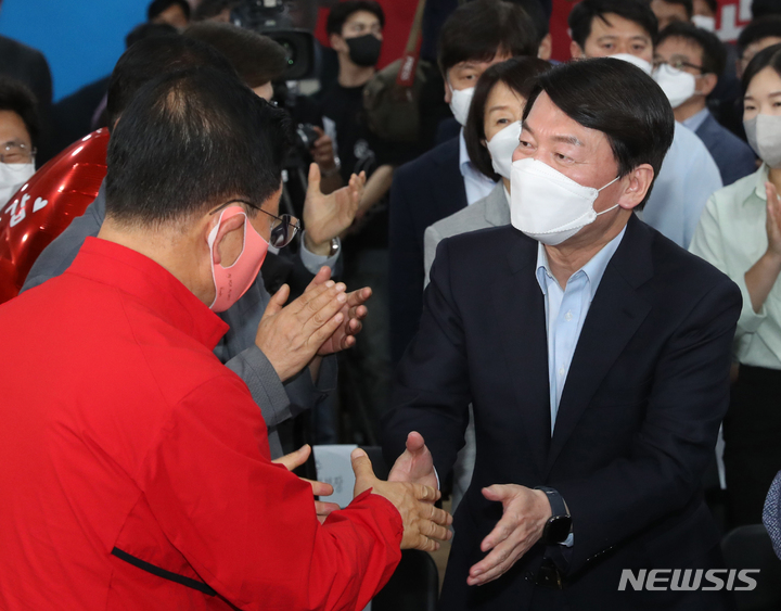 [성남=뉴시스] 경기사진공동취재단 = 안철수 국민의힘 성남 분당갑 후보가 제8회 전국동시지방선거 투표일인 지난 1일 오후 경기 성남시 분당구 야탑역 인근에 위치한 선거사무소에 당선이 확실시 되자 입장하고 있다. 2022.06.01. photo@newsis.com