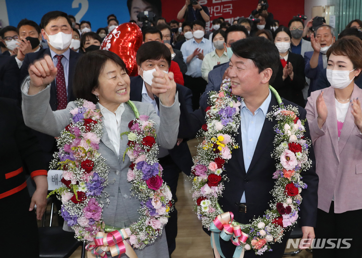[성남=뉴시스] 경기사진공동취재단 = 안철수 국민의힘 성남 분당갑 후보가 제8회 전국동시지방선거 투표일인 1일 오후 경기 성남시 분당구 야탑역 인근에 위치한 선거사무소에서 당선이 확실시 되자 꽃다발을 목에 걸고 환호하고 있다. 2022.06.01. photo@newsis.com
