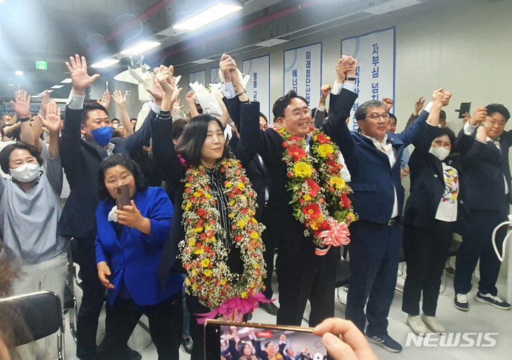 [나주=뉴시스] 더불어민주당 윤병태 전남 나주시장 후보가 1일 개표 결과 당선이 확실시 되자 선거사무실에서 부인과 함께 환호하고 있다. (사진=윤병태 선거사무소 제공) 2022.06.01 photo@newsis.com