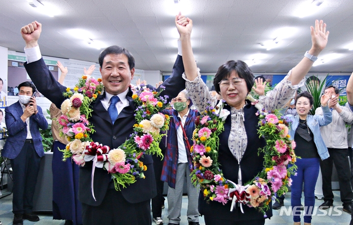 [증평=뉴시스] 강신욱 기자 = 1일 치러진 충북 증평군수 선거에서 승리한 이재영 증평군수 당선자가 부인 이하숙씨와 축하 세리머니를 하고 있다. 2022.06.02. photo@newsis.com