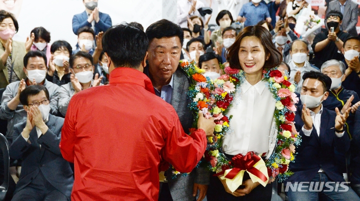 [청주=뉴시스] 조성현 기자 = 8회 전국동시지방선거 충북 청주시장 선거에 출마한 국민의힘 이범석 후보가 1일 오후 당선이 확실시 되자 선거 사무소에서 꽃을 목에 걸고 있다. 2022.06.01. jsh0128@newsis.com 