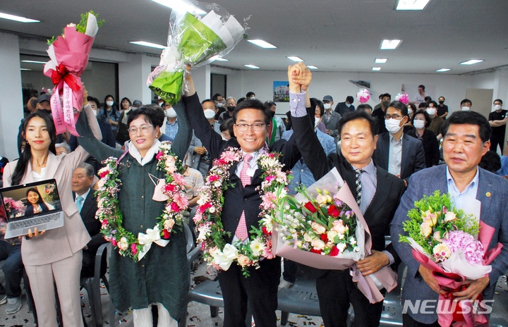 [청주=뉴시스] 안성수 기자 = 1일 오후 11시45분께 당선이 확실시 된 윤건영 충북교육감 후보(가운데)가 지지자들과 당선 세리머니를 하고 있다. 2022.06.01 hugahn@newsis.com