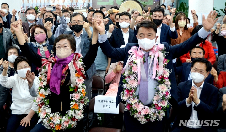 [청주=뉴시스] 조성현 기자 = 8회 전국동시지방선거 충북도지사 선거에 출마한 국민의힘 김영환 후보가 1일 오후 당선이 확실시 되자 선거 사무소에서 꽃을 목에 건 채 기뻐하고 있다. 2022.06.02. jsh0128@newsis.com 