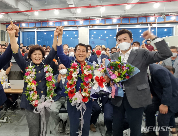 [양산=뉴시스] 안지율 기자 = 제8회 전국동시 지방선거일인 1일 오후 국민의힘 나동연 경남 양산시장 후보가 자신의 선거캠프에서 당선이 확실해지자 부인 정희자 여사와 함께 꽃목걸이를 걸고 인사하고 있다. 2022.06.01. alk9935@newsis.com