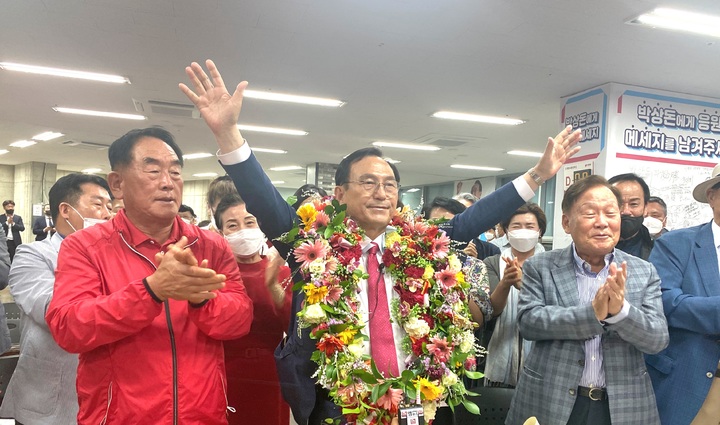 [천안=뉴시스] 이종익 기자 = 박상돈 국민의힘 천안시장 후보가 2일 오전 충남 천안 선거사무소에서 당선이 유력해지자 지지자들과 함께 환호하고 있다. 200.06.02. 007news@newsis.com