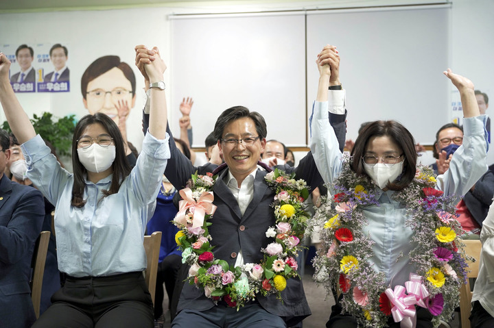 [영암=뉴시스] 박상수 기자 = 우승희 민주당 영암군수 후보가 1일 실시된 제8회 지방선거에서 당선이 확실시되자 꽃다발을 목에 걸고 환호하고 있다. (사진=선거사무소 제공) 2021.06.01. photo@newsis.com  *재판매 및 DB 금지