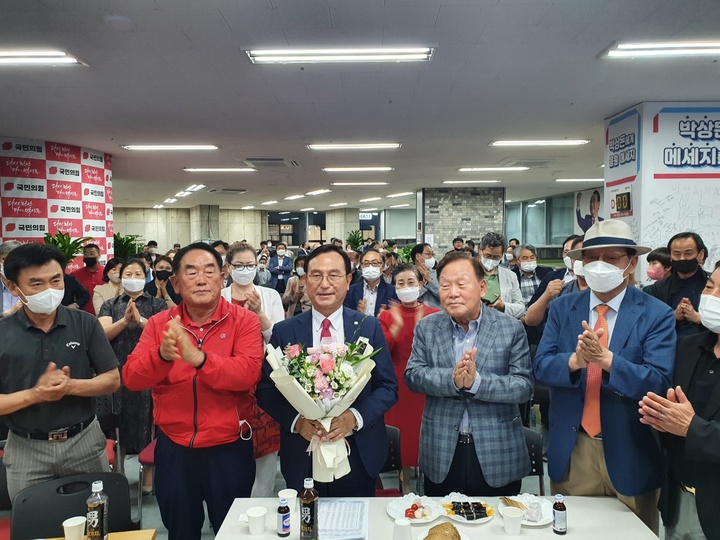 [천안=뉴시스] 이종익 기자 = 박상돈 국민의힘 천안시장 후보가 2일 오전 충남 천안 선거사무소에서 당선이 유력해지자 지지자들로부터 꽃다발을 받고 인사를 하고 있다. 200.06.02. 007news@newsis.com