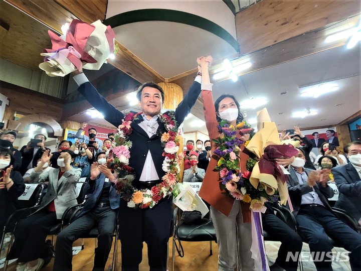 [원주=뉴시스] 이덕화 기자 = 강원도지사 당선이 유력한 김진태 국민의힘 후보가 당원들로부터 받은 꽃다발을 높이 들고 승리를 자축하고 있다. 2022.06.02. wonder8768@newsis.com
