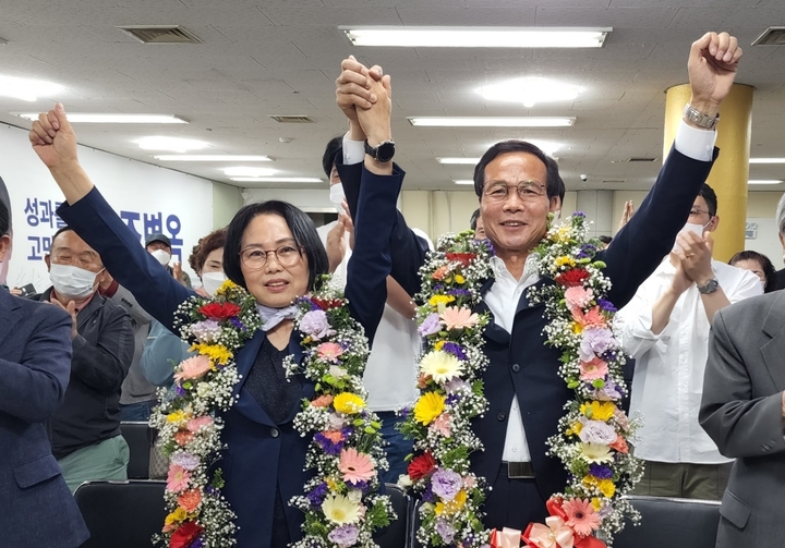 [음성=뉴시스] 강신욱 기자 = 1일 치러진 충북 음성군수 선거에서 재선에 성공한 조병옥 음성군수 당선자가 부인 유오재씨와 축하 세리머니를 하고 있다. 2022.06.02. photo@newsis.com *재판매 및 DB 금지