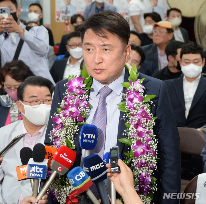 [청주=뉴시스] 조성현 기자 = 8회 전국동시지방선거 충북도지사 선거에 출마한 국민의힘 김영환 후보가 1일 오후 당선이 확실시 되자 소감을 밝히고 있다. 2022.06.02. jsh0128@newsis.com 