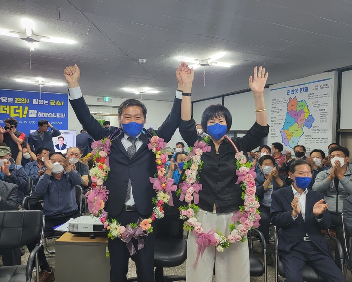 [진안=뉴시스] 한훈 기자 = '제8회 전국동시지방선거'에서 전북 진안군수에 출마한 더불어민주당 전춘성 후보의 당선이 유력해졌다.2022.06.02. photo@newsis.com *재판매 및 DB 금지