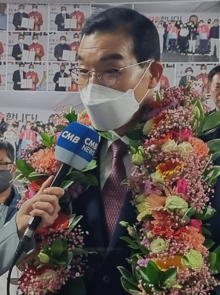 [대전=뉴시스] 조명휘 기자 = 김광신 국민의힘 대전 중구청장 후보가 1일 오후 당선이 확실시되자 방송사와 당선인터뷰를 하고 있다. (사진= 김광신 후보 캠프 제공) 2022.06.02. photo@newsis.com *재판매 및 DB 금지