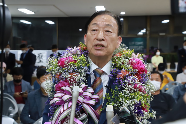 당선 축하 꽃다발을 목에 건 설동호 대전시교육감 당선자 *재판매 및 DB 금지
