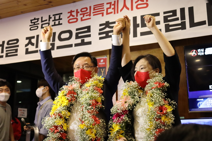 [창원=뉴시스] 강경국 기자 = 국민의힘 홍남표 경남 창원시장 후보가 2일 당선이 확실시되면서 꽃다발을 목에 걸고 지지자들에게 인사를 하고 있다. (사진=홍남표 후보 제공). 2022.06.02. photo@newsis.com *재판매 및 DB 금지