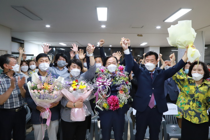 축하 꽃다발을 받고 기념촬영하는 설동호 대전시교육감 당선자와 지지자들 *재판매 및 DB 금지