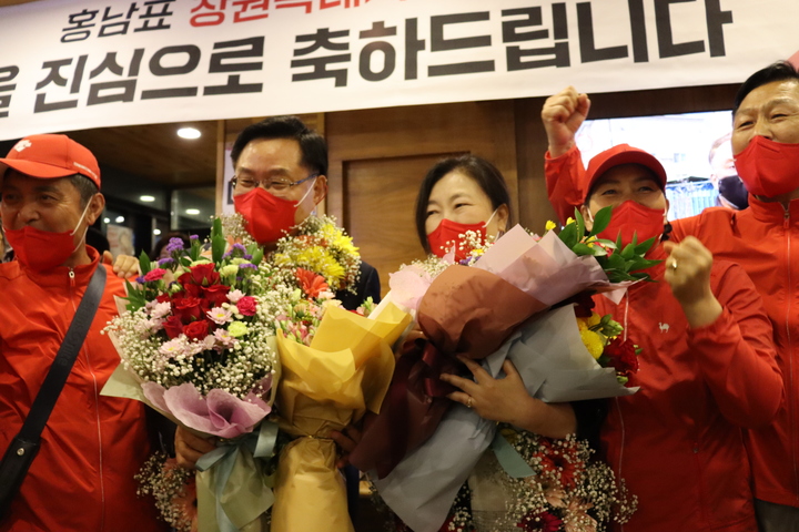 [창원=뉴시스] 강경국 기자 = 국민의힘 홍남표 경남 창원시장 후보가 2일 당선이 확실시되면서 꽃다발을 목에 걸고 지지자들에게 인사를 하고 있다. (사진=홍남표 후보 제공). 2022.06.02. photo@newsis.com *재판매 및 DB 금지