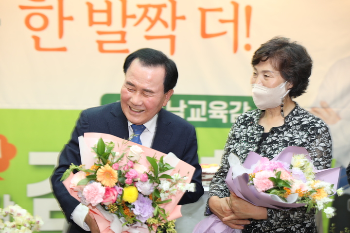 [홍성=뉴시스] 유효상 기자 = 김지철 충남교육감이 1일 실시된 제8회 전국동시지방선거에서 3선 연임 성공이 확실시되자 부인과 함께 지지자들로부터 축하 꽃다발을 받고 있다. (사진=김지철 선거사무소 제공) 2022.06.02 photo@newsis.com *재판매 및 DB 금지