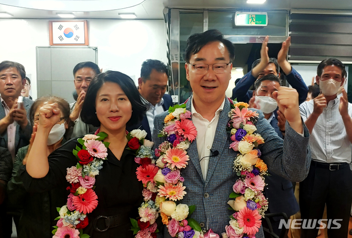 [하동=뉴시스] 차용현 기자 = 2일 오전 무소속 하승철 하동군수 후보가 경남 하동군 하동읍 소재 자신의 선거사무소에서 제8회 전국동시지방선거 당선이 확실시되자 꽃다발을 들고 지지자들과 환호하고 있다. 2022.06.02. con@newsis.com 