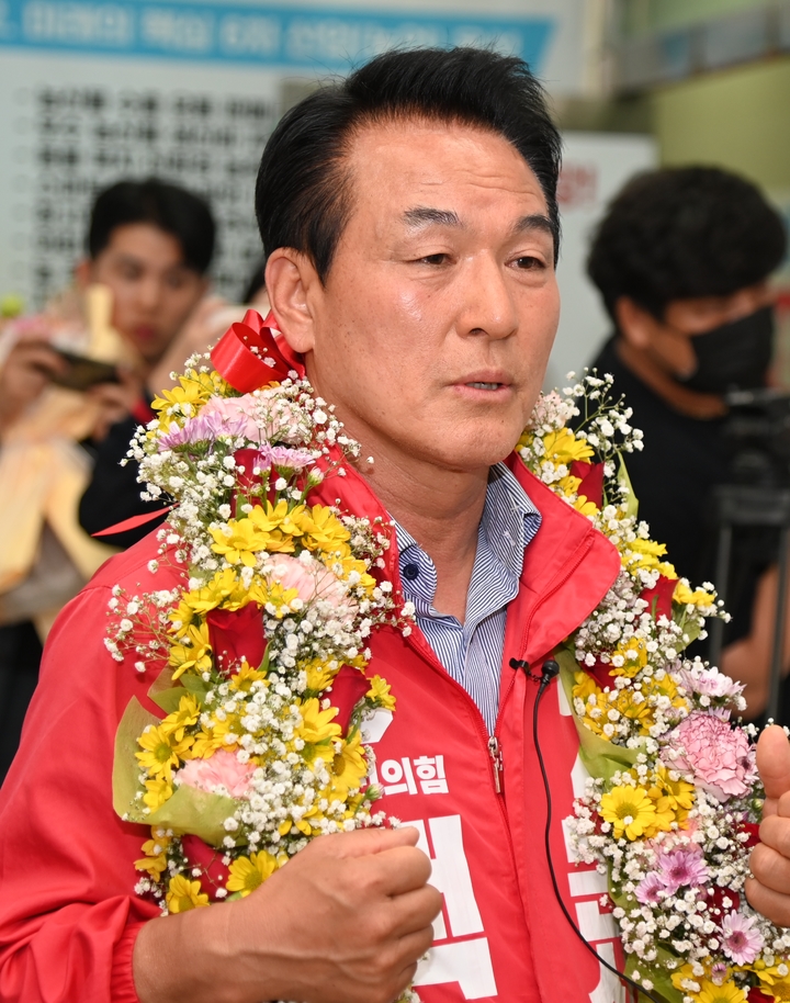 [논산=뉴시스] 조명휘 기자 = 제8회 전국동시지방선거서 충남 논산시장에 선출된 국민의힘 백성현 당선자가 1일 오후 당선이 확실시되자 당선사를 말하고 있다. (사진= 백성현 후보 캠프 제공) 2022.06.02. photo@newsis.com *재판매 및 DB 금지