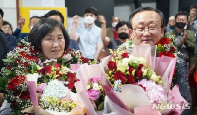 [연천=뉴시스] 김도희 기자 = 제8회 전국동시지방선거에서 경기 연천군수 당선을 확정지은 김덕현 당선자(오른쪽)가 기념사진을 찍고 있다. 2022. 06.02. (사진 = 김덕현 당선자 캠프 제공) 