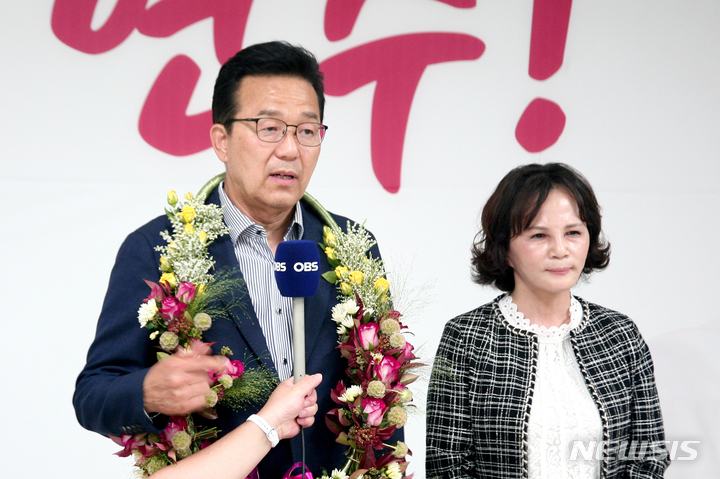 [인천=뉴시스] 정일형 기자 = 이재호 인천 연수구청장 당선자가 당선소감을 말하고 있다. 2022.06.02. (사진=이재호 선거사무소 제공)