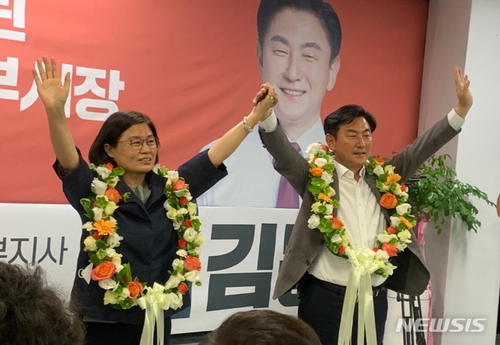 [의정부=뉴시스] 김도희 기자 = 제8회 전국동시지방선거에서 경기 의정부시장 당선을 확정지은 김동근 당선자가 환호하는 기념사진을 찍고 있다. 2022. 06.02. (사진 = 김동근 당선자 캠프 제공)