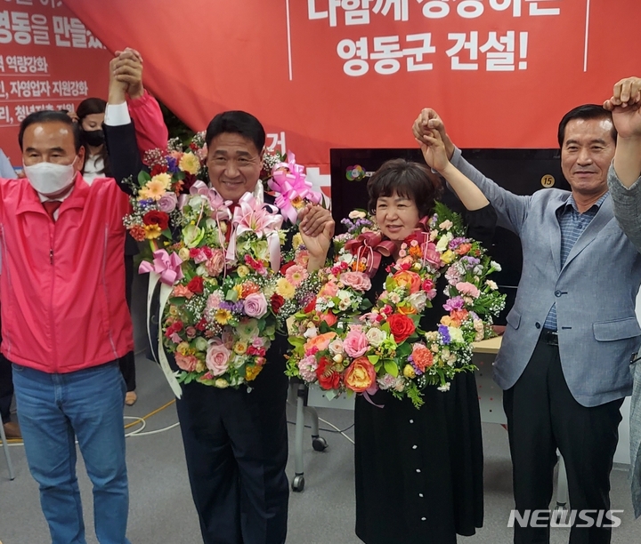 [영동=뉴시스] 조성현 기자 = 8회 전국동시지방선거 충북 영동군수 선거에 출마한 국민의힘 정영철 후보가 2일 오전 당선이 확실시 되자 선거 사무소에서 꽃을 목에 건 채 기뻐하고 있다. (사진=독자제공) 2022.06.02. photo@newsis.com *재판매 및 DB 금지