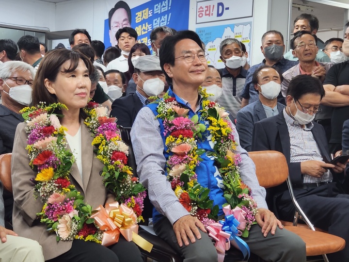 6·1지방선거 전북 고창군수선거에서 당선된 민주당 심덕섭 당선인이 지지자들과 함께 승리의 기쁨을 나눈 뒤 부인 용경남 여사와 함께 꽃메달을 목에 걸고 있는 모습. *재판매 및 DB 금지