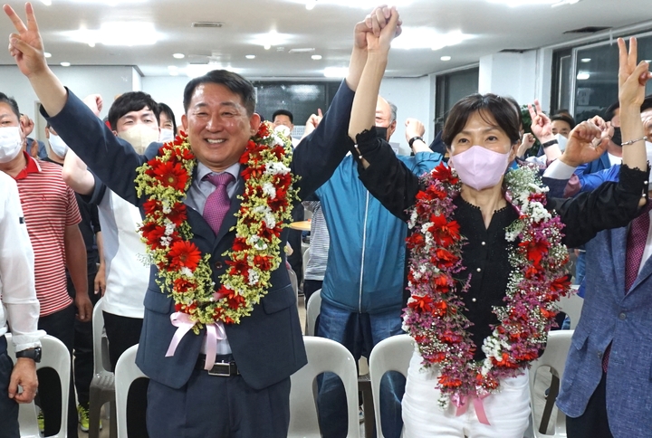 [대전=뉴시스] 조명휘 기자 = 서철모 국민의힘 대전서구청장 후보가 2일 오전 당선이 확실시되자 당선화환을 목에 걸고 활짝 웃고 있다. (사진= 서철모 후보 캠프 제공) 2022.06.02. photo@newsis.com *재판매 및 DB 금지