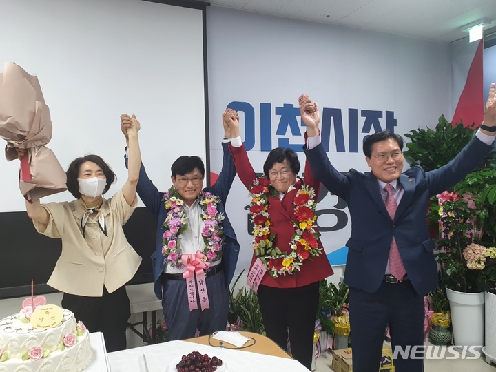 [이천=뉴시스]김경희 국민의힘 이천시장 후보가 선거사무소에게 당선축하를 받고 있다. 