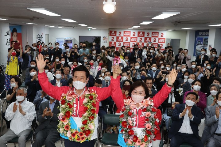 경북 포항 최초로 3선 시장에 당선된 이강덕 후보와 배우자가 2일 오전 선거사무소에서 지지자들과 함께 환호하고 있다.(사진=이강덕 당선인 선거사무소 제공) 2022.06.02.photo@newsis.com *재판매 및 DB 금지
