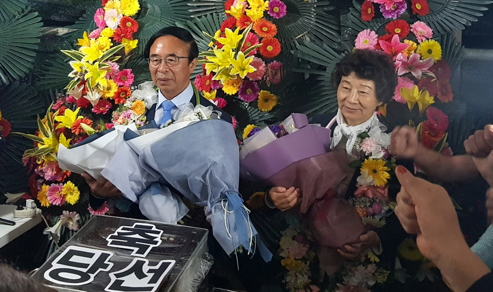 6·1지방선거 전북 임실군수선거에서 무소속 3선 군수에 성공한 심민 당선인이 부인 이향미 여사와 함께 꽃다발을 들고 지지자들과 기쁨을 나누고 있다. *재판매 및 DB 금지