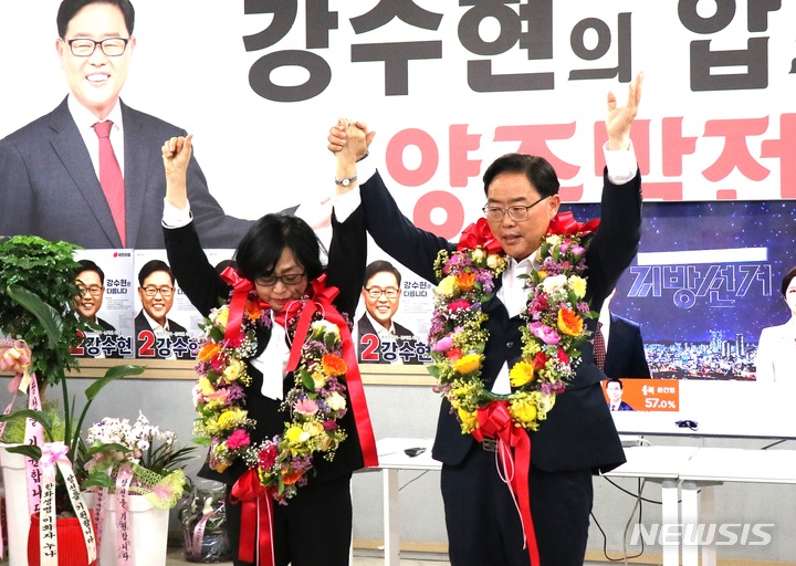 [양주=뉴시스] 김도희 기자 = 제8회 전국동시지방선거에서 경기 양주시장 당선을 확정지은 강수현 당선자가 환호하는 기념사진을 찍고 있다. 2022. 06.02. (사진 = 강수현 당선자 캠프 제공) 