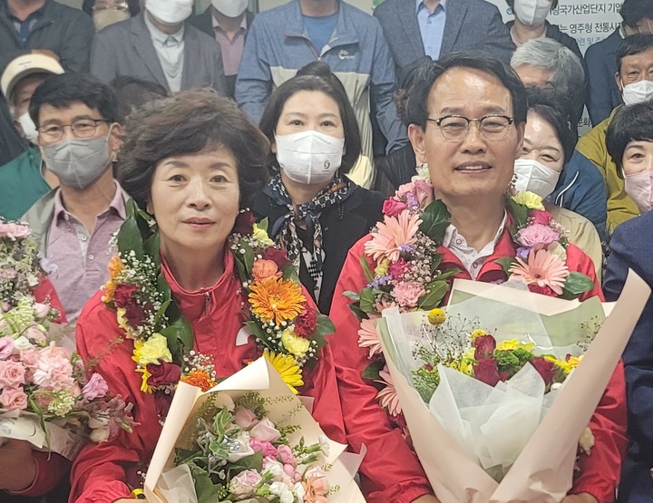 박남서 영주시장 당선자가 부인 이소영씨와 함께 당선을 기뻐하고 있다. (사진=박남서 당선자 선거사무소 제공) *재판매 및 DB 금지