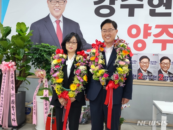 [양주=뉴시스] 김도희 기자 = 제8회 전국동시지방선거에서 경기 양주시장 당선을 확정지은 강수현 당선자가 기념사진을 찍고 있다. 2022. 06.02. (사진 = 강수현 당선자 캠프 제공) 