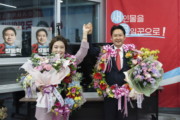 [보령·서천=뉴시스] 조명휘 기자 = 장동혁 국민의힘 충남 보령·서천 국회의원 보궐선거 후보가 2일 오전 당선이 확정된 뒤 당선화환을 목에 걸고 지지자들에게 인사하고 있다. (사진= 장동혁 후보 캠프 제공) 2022.06.02. photo@newsis.com *재판매 및 DB 금지