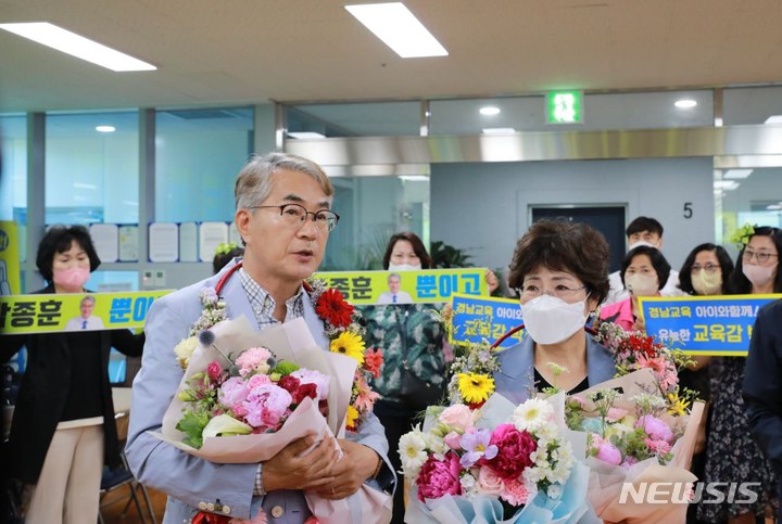 [창원=뉴시스] 홍정명 기자= 3선에 성공한 박종훈 경남교육감 당선자가 2일 오전 선거사무소에서 부인 변화선 여사와 함께 축하 꽃다발을 들고 감사 인사를 전하고 있다.(사진=박종훈 후보 선거사무소 제공) 2022.06.02. photo@newsis.com