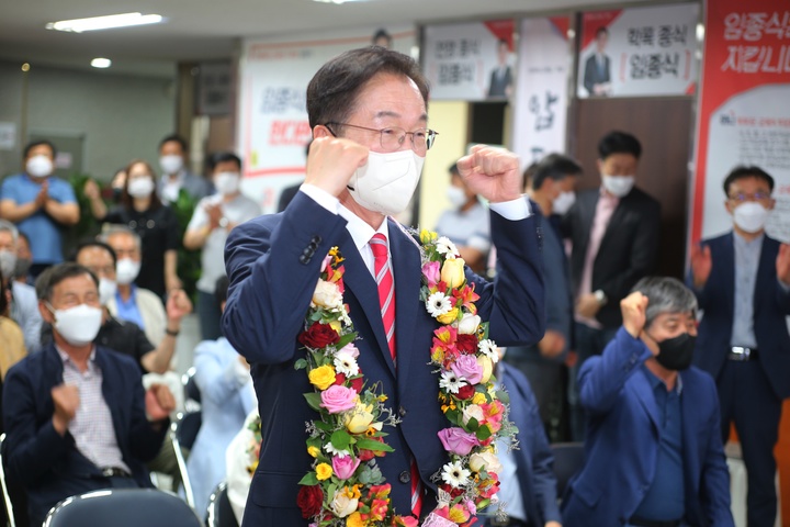 [안동=뉴시스] 임종식 경북교육감 당선자가 1일 밤 당선이 확실시되자 포항의 선거사무소에서 지지자들과 환호하고 있다. *재판매 및 DB 금지