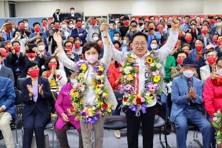 [대전=뉴시스] 조명휘 기자 = 제8회 전국동시지방선거서 대전시장에 당선된 이장우 국민의힘 후보가 2일 오전 지지자들에게 인사를 하고 있다. 2022.06.02. photo@newsis.com *재판매 및 DB 금지