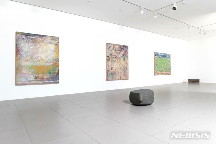 [서울=뉴시스]갤러리현대, 김환기 뉴욕시대와 한용진, 문미애 展 1층 전시 전경 (한용진, 문미애)ⓒMoon _ Han