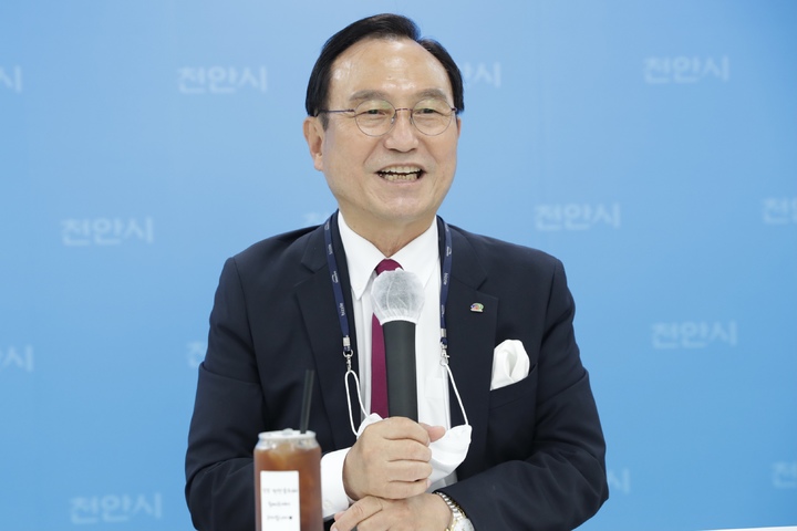 [천안=뉴시스] 이종익 기자 = 제8회 전국동시지방선거에서 재선에 성공한 박상돈 국민의힘 천안시장 당선자가 2일 오전 천안시청 브리핑실에서 언론인과 간담회를 하고 있다. (사진=천안시 제공) 2022.06.02. photo@newsis.com *재판매 및 DB 금지