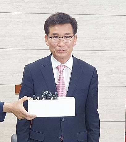 윤건영 충북교육감 당선인이 2일 오전 첫 외부 행보로 충북교육청 기자실을 찾아 공약 이행 의지를 밝히고 있다.2022.06.22.kipoi@newsis.com *재판매 및 DB 금지